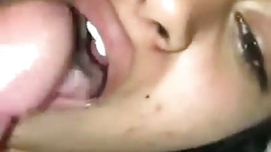 Bengaluru horny girl gives a desi blowjob to drink cum