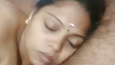 Cheating wife gives a Tamil blowjob to her husband’s friend