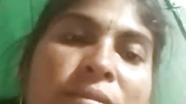 Malayali aunty showing boobs making a guy masturbate on the video call