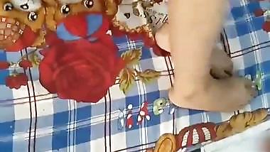 Kiss karo lund pe sexy video with big boobed bhabhi