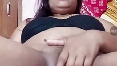 Unsatisfied bhabhi fingering fat pussy on live cam