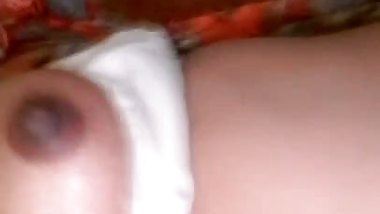 Round boobed Indian lady naked MMS