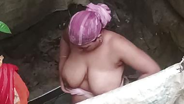 Tanker bhabhi bathing outdoor caught by neighbor