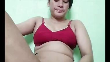 Desi lady’s masturbation MMS with a big brinjal