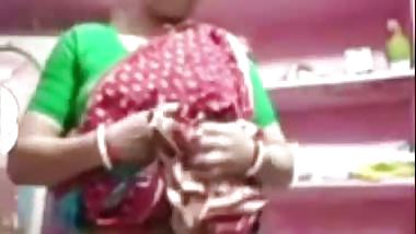 Village aunty saree lifting naked pussy viral show