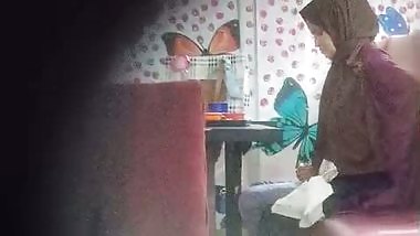 Hijab lady in restaurant having viral sex caught by voyeur